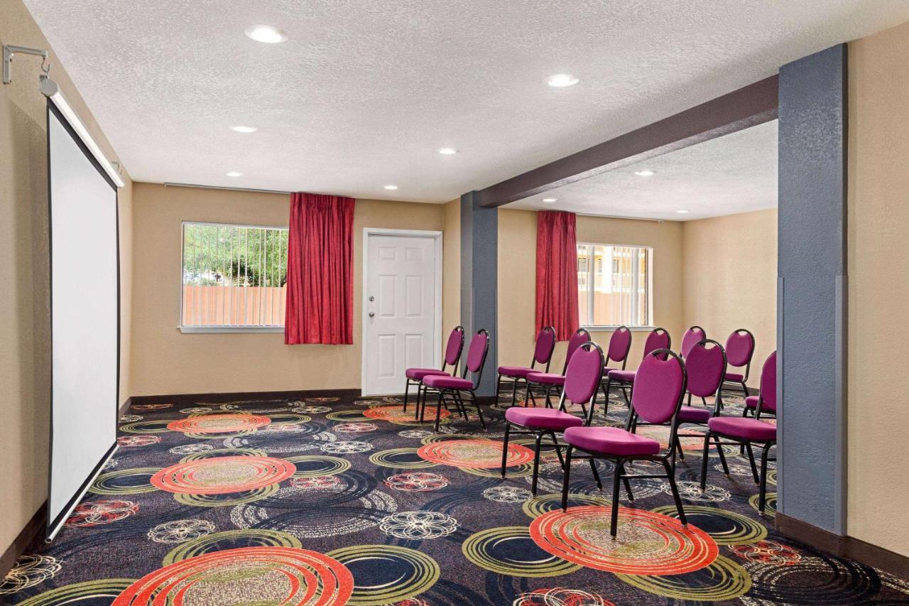 Ramada By Wyndham San Antonio Near Seaworld - Lackland Afb Buitenkant foto